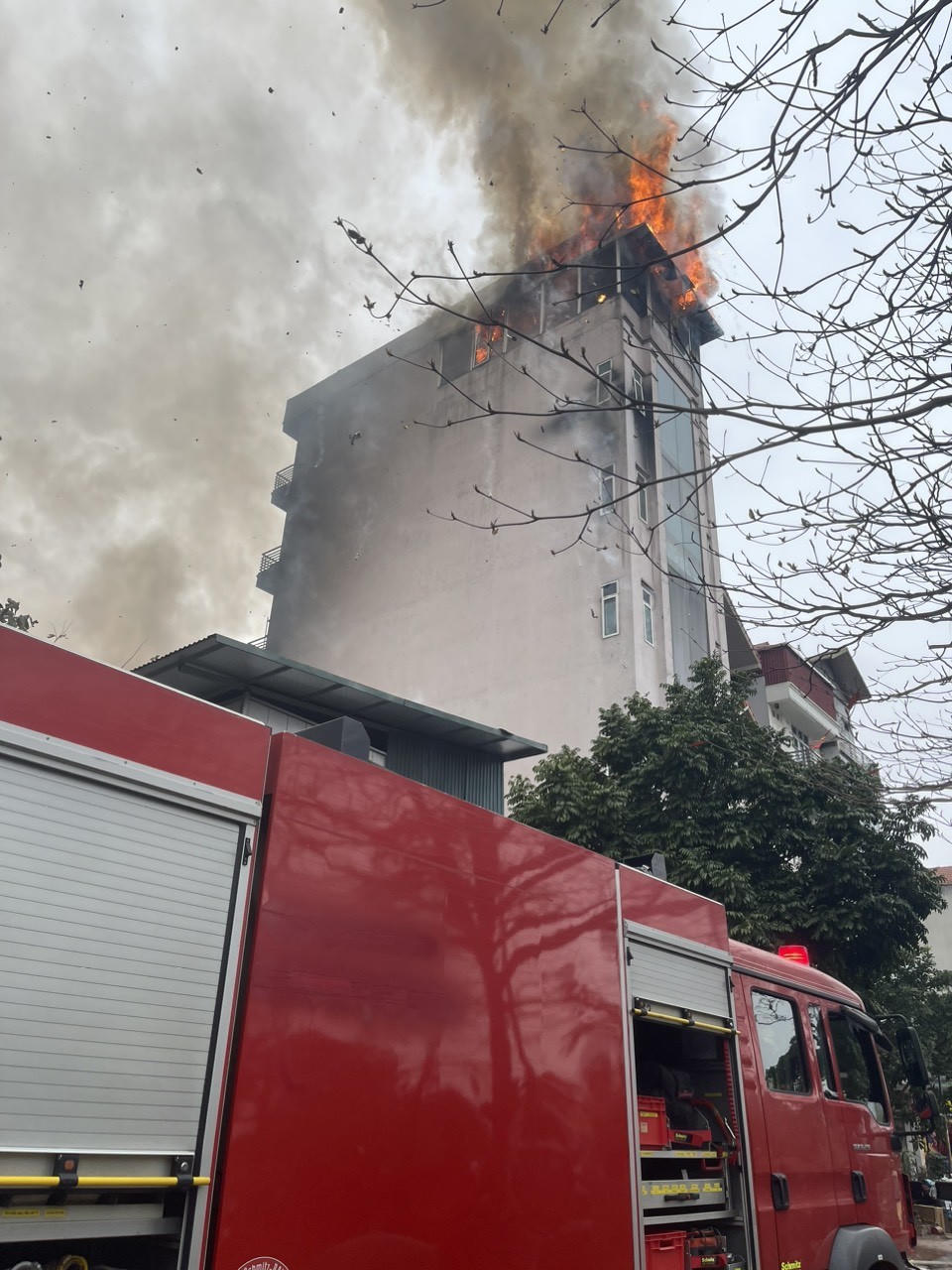 Cháy lớn tại cơ sở dịch vụ tiệc cưới ở phố Yên Sở (Hoàng Mai)