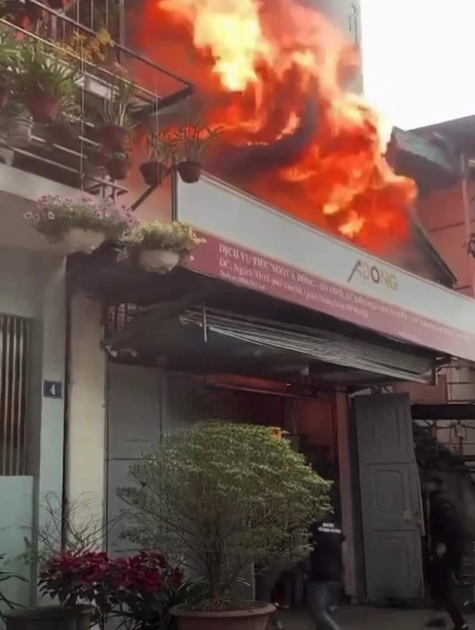 Cháy lớn tại cơ sở dịch vụ tiệc cưới ở phố Yên Sở (Hoàng Mai)