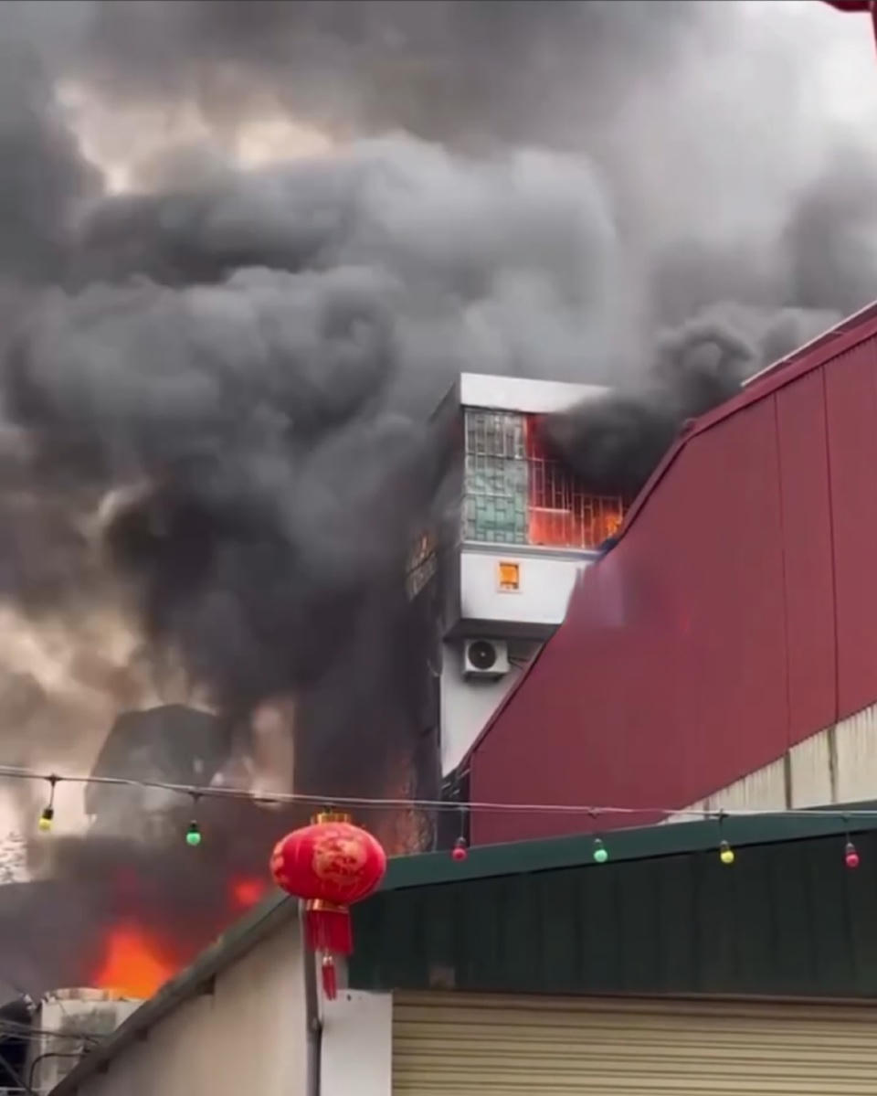 Cháy lớn tại cơ sở dịch vụ tiệc cưới ở phố Yên Sở (Hoàng Mai)