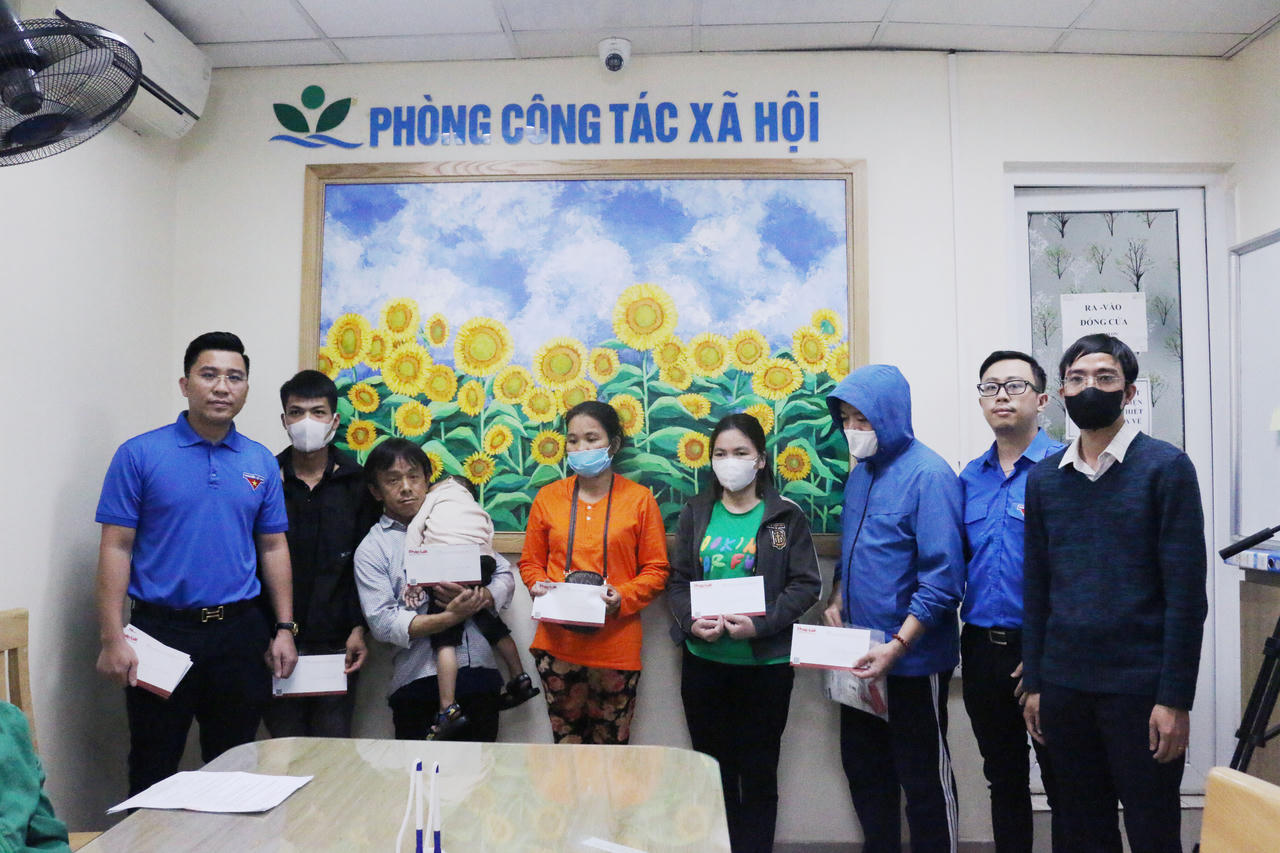 Đoàn Thanh niên Báo Pháp luật Việt Nam trao quà cho bệnh nhi có hoàn cảnh khó khăn