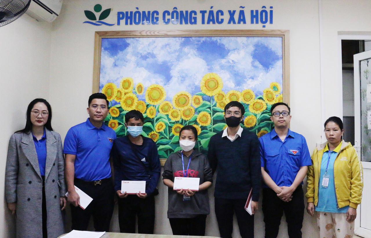 Đoàn Thanh niên Báo Pháp luật Việt Nam trao quà cho bệnh nhi có hoàn cảnh khó khăn