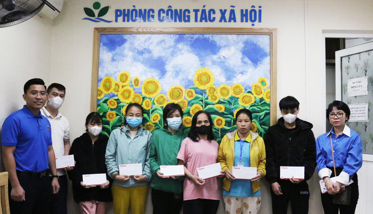 Đoàn Thanh niên Báo Pháp luật Việt Nam trao quà cho bệnh nhi có hoàn cảnh khó khăn