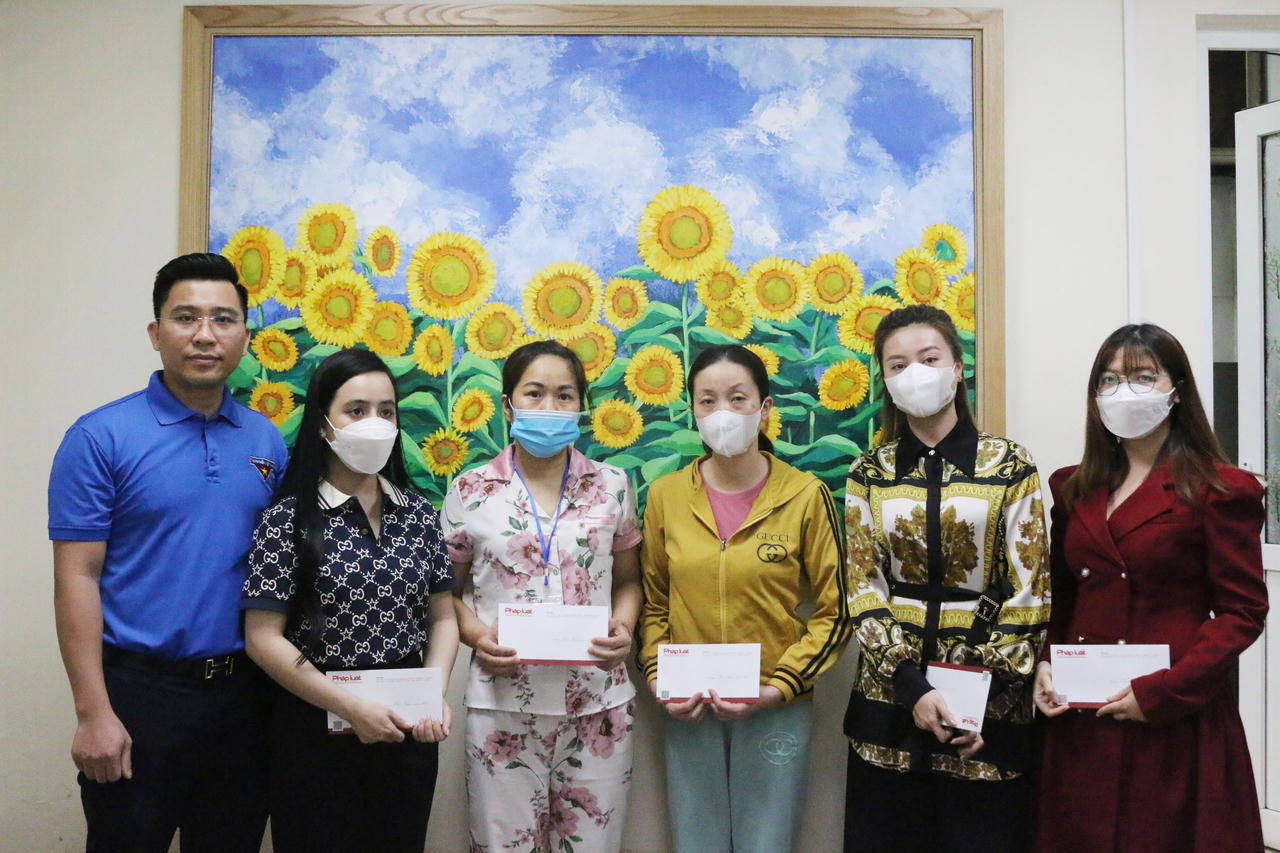 Đoàn Thanh niên Báo Pháp luật Việt Nam trao quà cho bệnh nhi có hoàn cảnh khó khăn