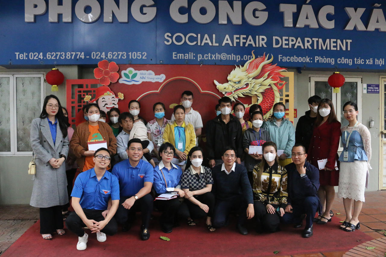 Đoàn Thanh niên Báo Pháp luật Việt Nam trao quà cho bệnh nhi có hoàn cảnh khó khăn