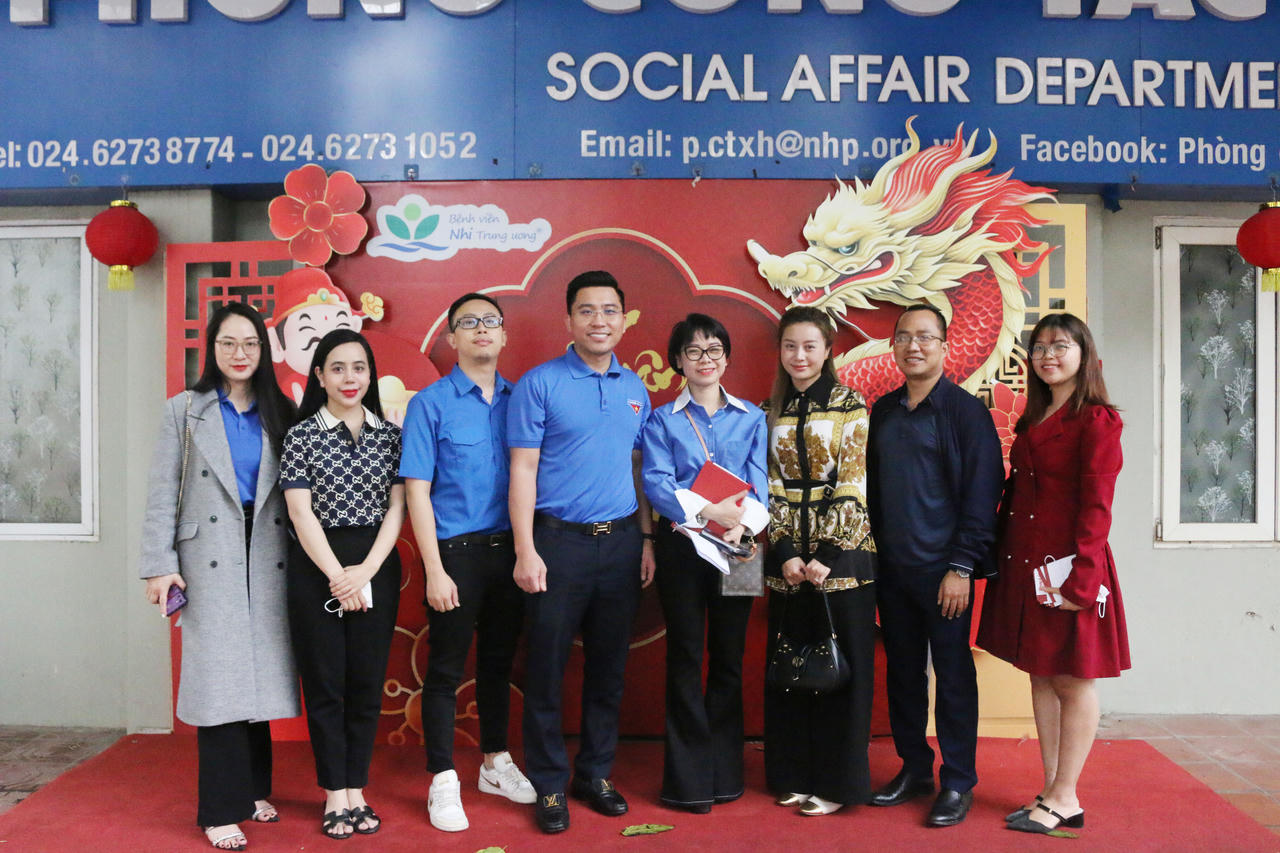 Đoàn Thanh niên Báo Pháp luật Việt Nam trao quà cho bệnh nhi có hoàn cảnh khó khăn