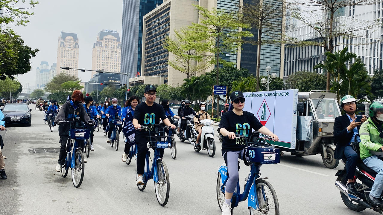 Ra quân đạp xe hưởng ứng giờ Trái đất năm 2024 