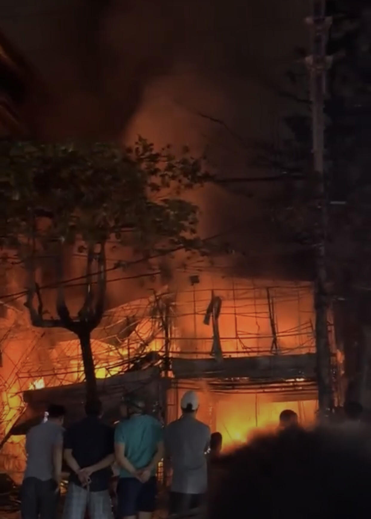 Cháy ngôi nhà làm biển quảng cáo tại TP Vĩnh Yên