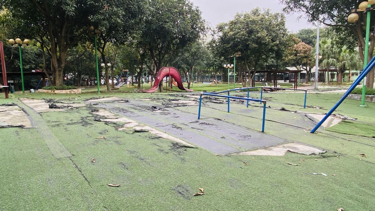 Nhiều hạng mục ở Công viên Cầu Giấy xuống cấp, hoang tàn