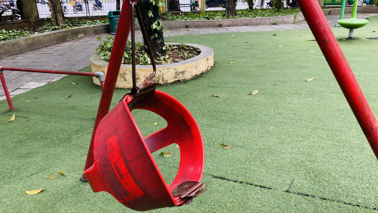 Nhiều hạng mục ở Công viên Cầu Giấy xuống cấp, hoang tàn