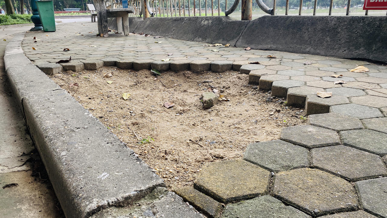 Nhiều hạng mục ở Công viên Cầu Giấy xuống cấp, hoang tàn