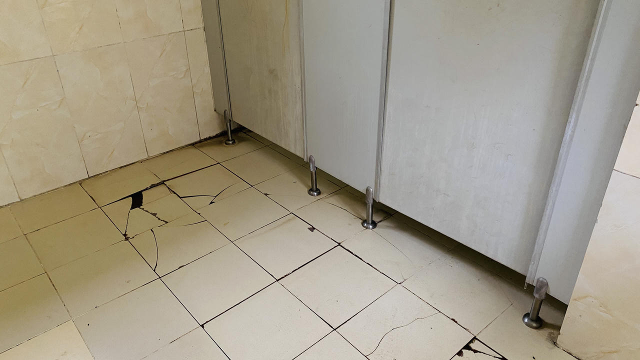 Nhiều hạng mục ở Công viên Cầu Giấy xuống cấp, hoang tàn