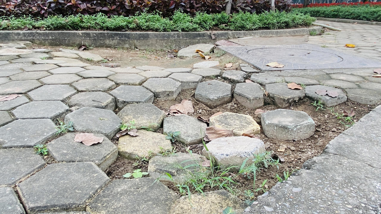 Nhiều hạng mục ở Công viên Cầu Giấy xuống cấp, hoang tàn