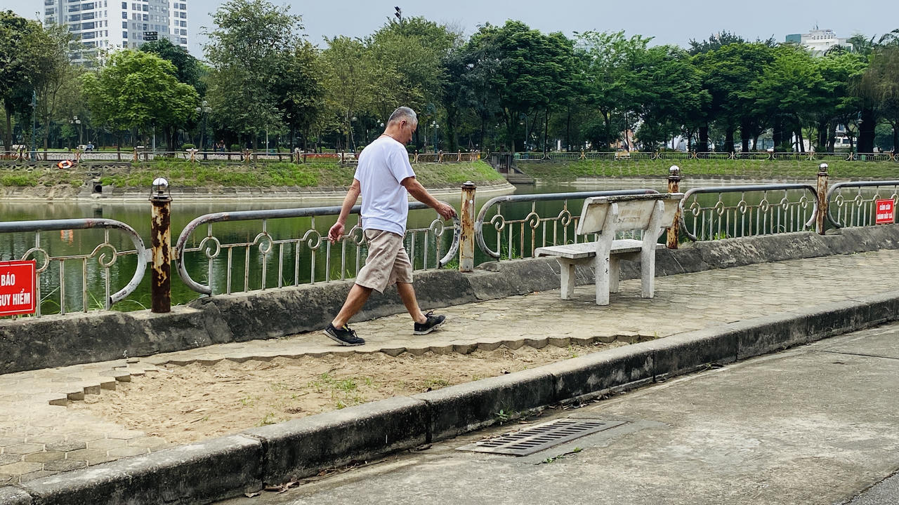 Nhiều hạng mục ở Công viên Cầu Giấy xuống cấp, hoang tàn