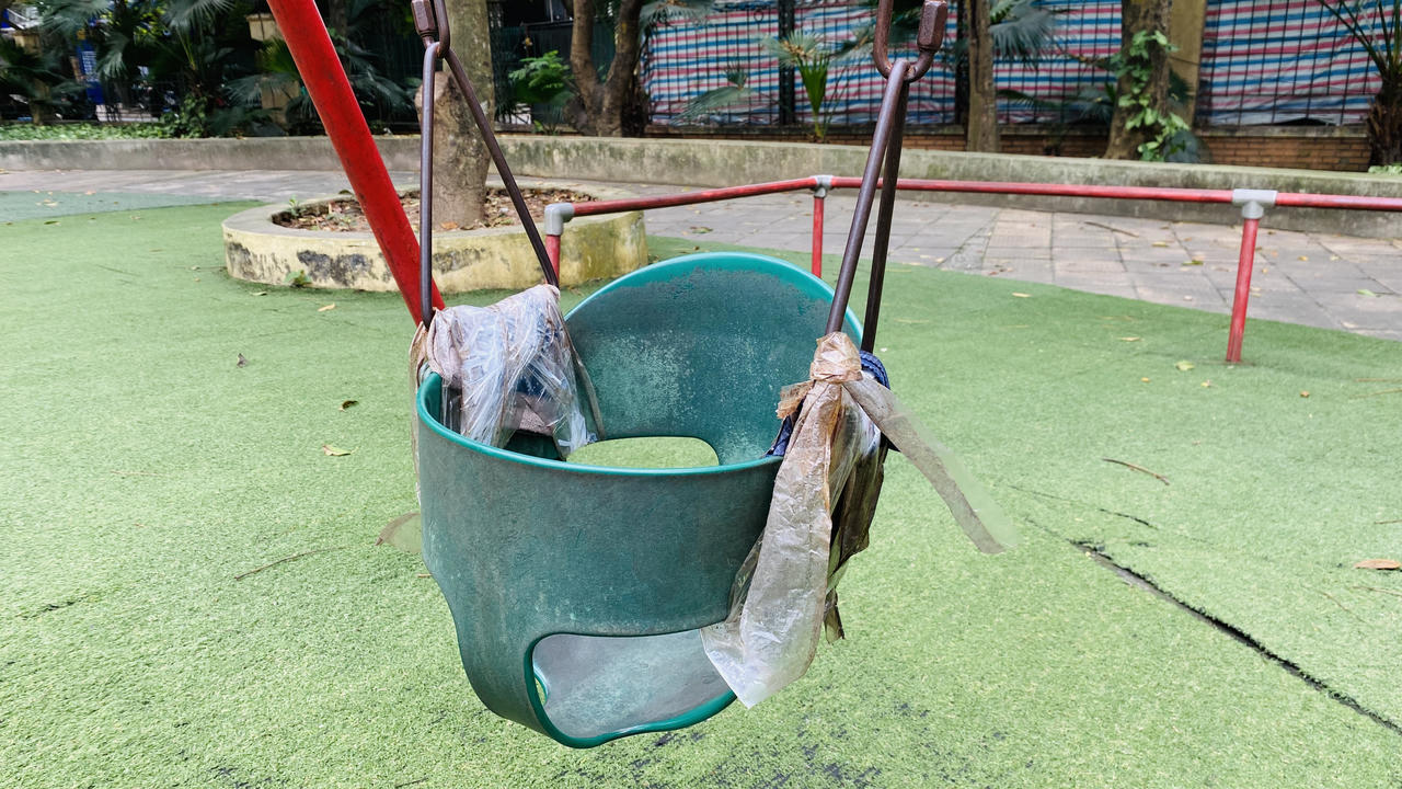 Nhiều hạng mục ở Công viên Cầu Giấy xuống cấp, hoang tàn