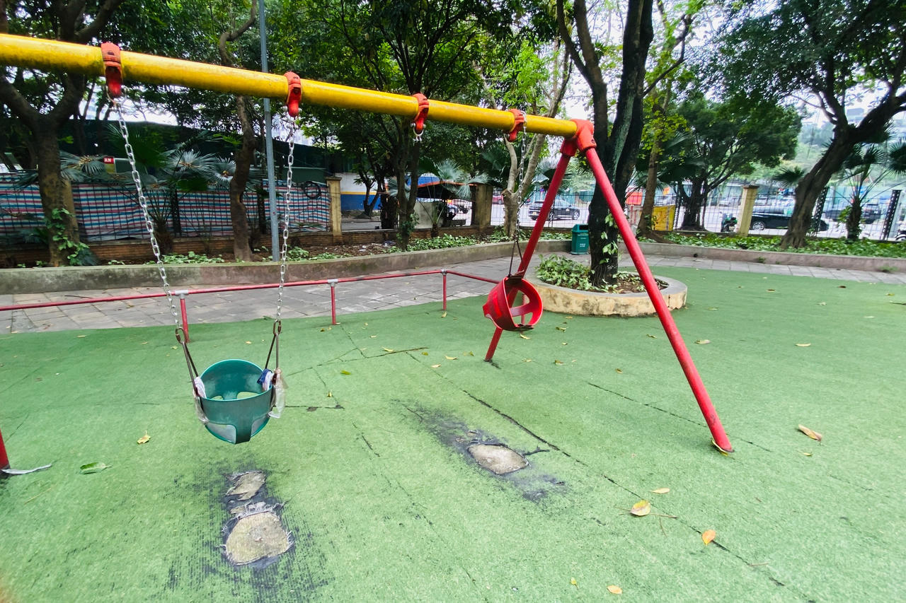 Nhiều hạng mục ở Công viên Cầu Giấy xuống cấp, hoang tàn