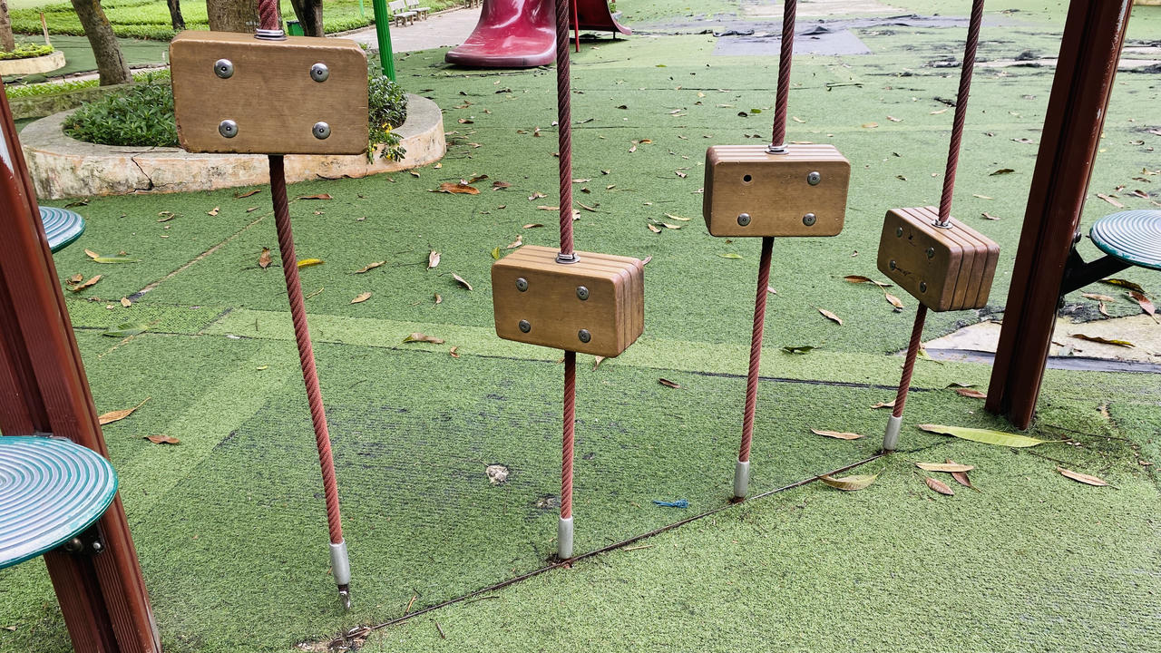 Nhiều hạng mục ở Công viên Cầu Giấy xuống cấp, hoang tàn