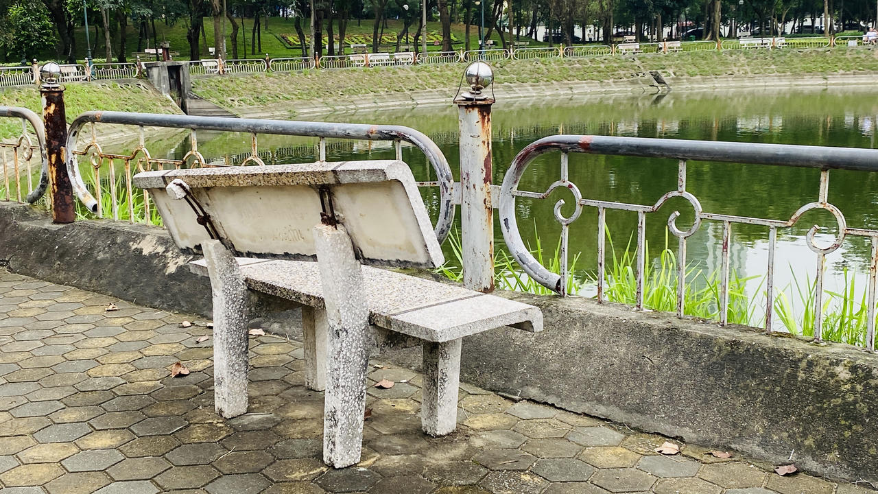 Nhiều hạng mục ở Công viên Cầu Giấy xuống cấp, hoang tàn