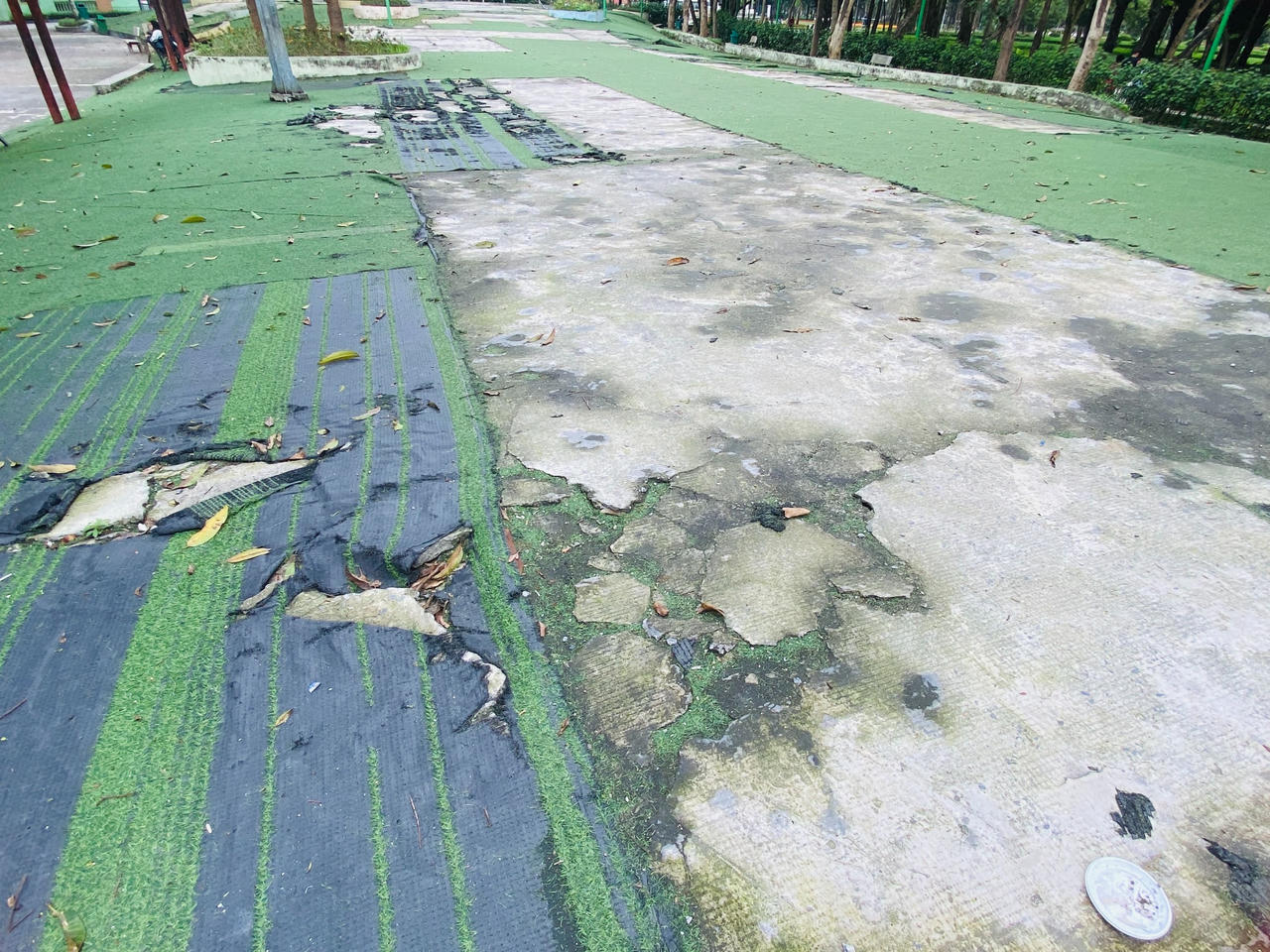 Nhiều hạng mục ở Công viên Cầu Giấy xuống cấp, hoang tàn