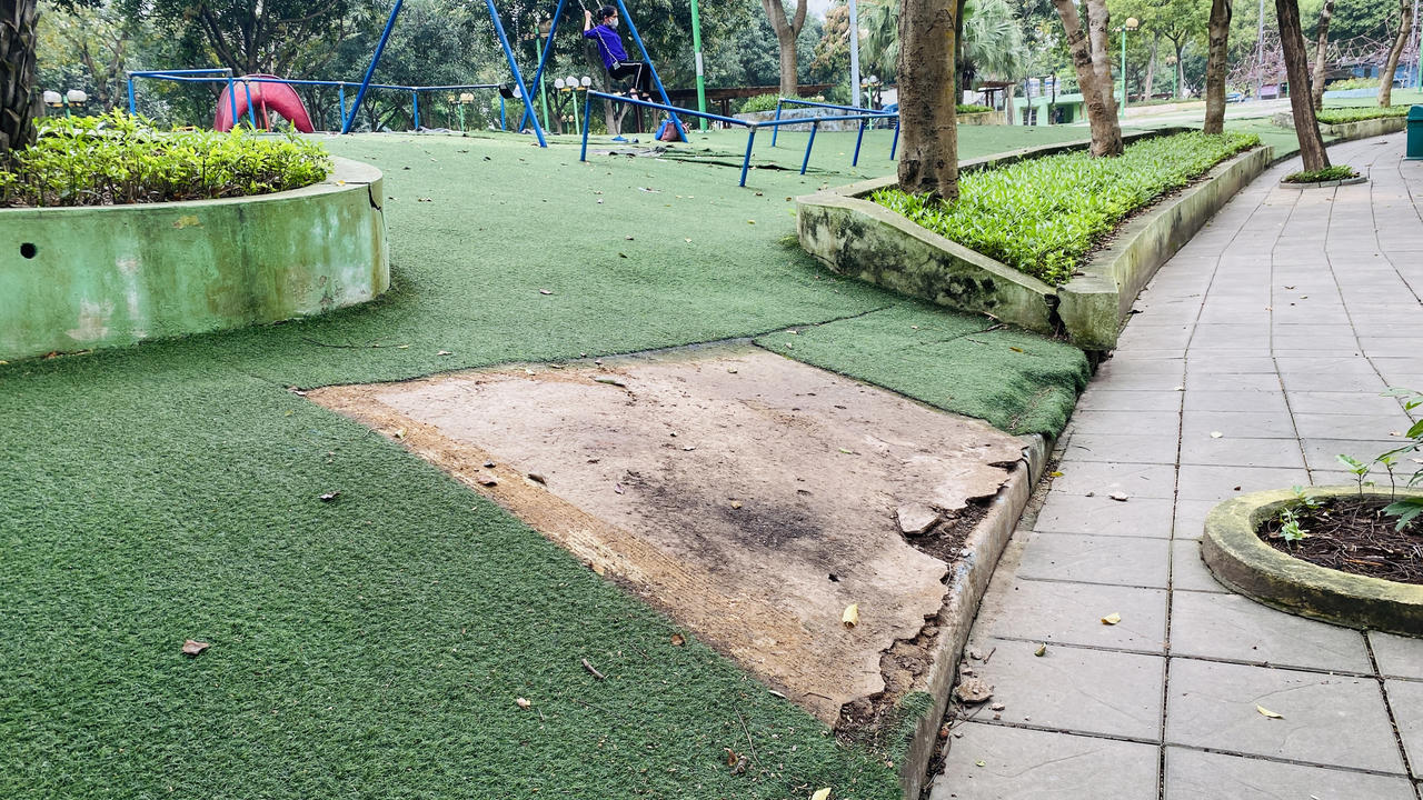 Nhiều hạng mục ở Công viên Cầu Giấy xuống cấp, hoang tàn