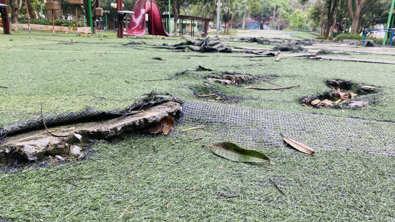 Nhiều hạng mục ở Công viên Cầu Giấy xuống cấp, hoang tàn