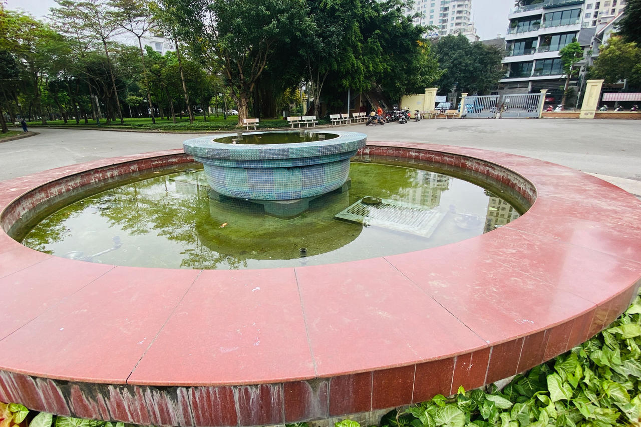 Nhiều hạng mục ở Công viên Cầu Giấy xuống cấp, hoang tàn