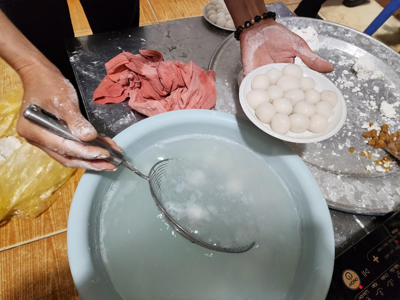 Nhộn nhịp cảnh mua bán bánh trôi, bánh chay ngày Tết Hàn thực