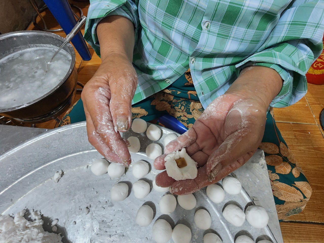 Nhộn nhịp cảnh mua bán bánh trôi, bánh chay ngày Tết Hàn thực