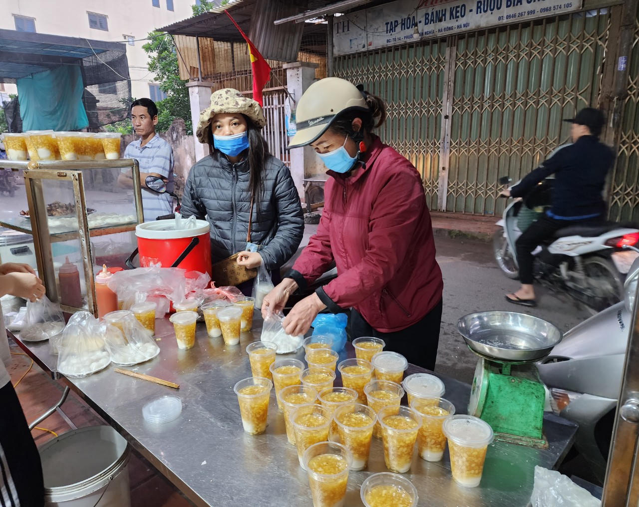 Nhộn nhịp cảnh mua bán bánh trôi, bánh chay ngày Tết Hàn thực