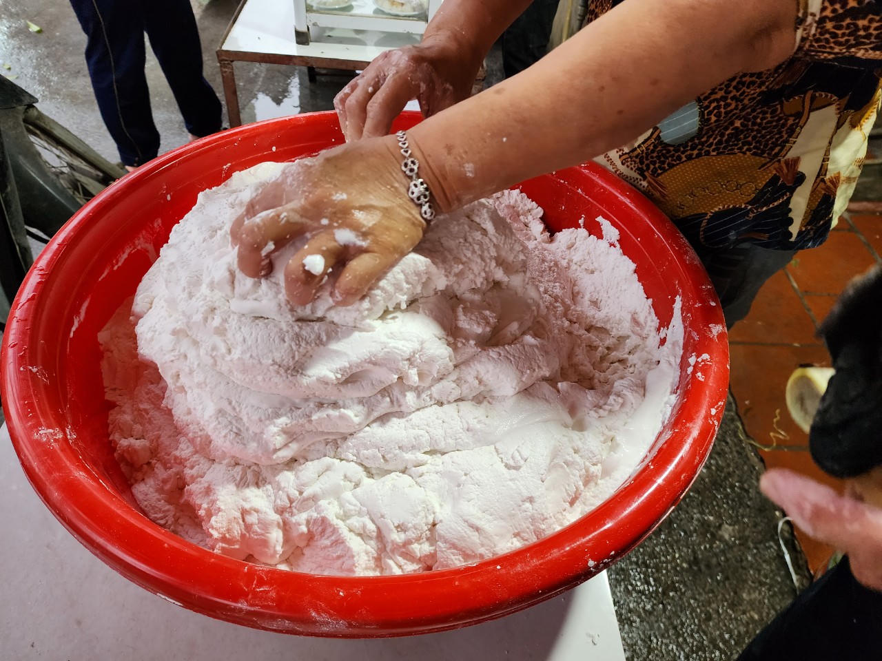 Nhộn nhịp cảnh mua bán bánh trôi, bánh chay ngày Tết Hàn thực