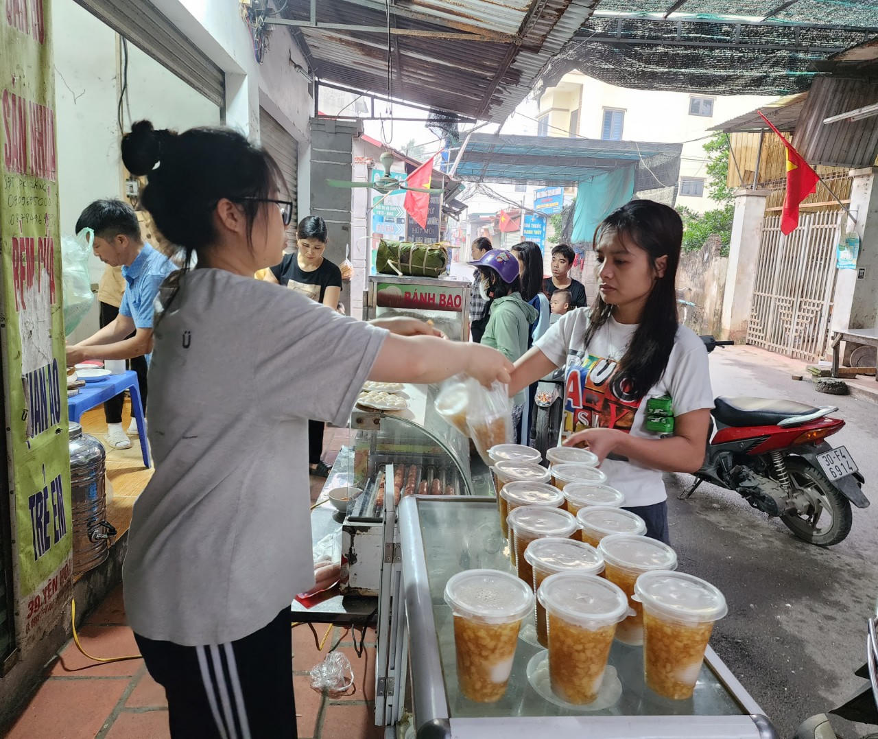 Nhộn nhịp cảnh mua bán bánh trôi, bánh chay ngày Tết Hàn thực