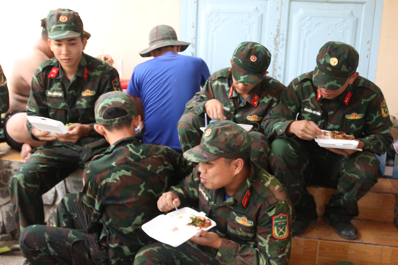 Trắng đêm dập lửa cứu 40ha rừng tràm ở Cà Mau