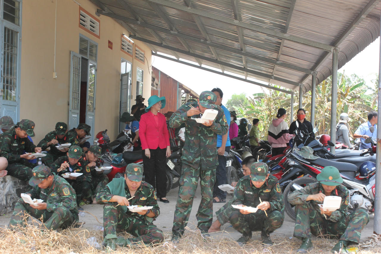 Trắng đêm dập lửa cứu 40ha rừng tràm ở Cà Mau