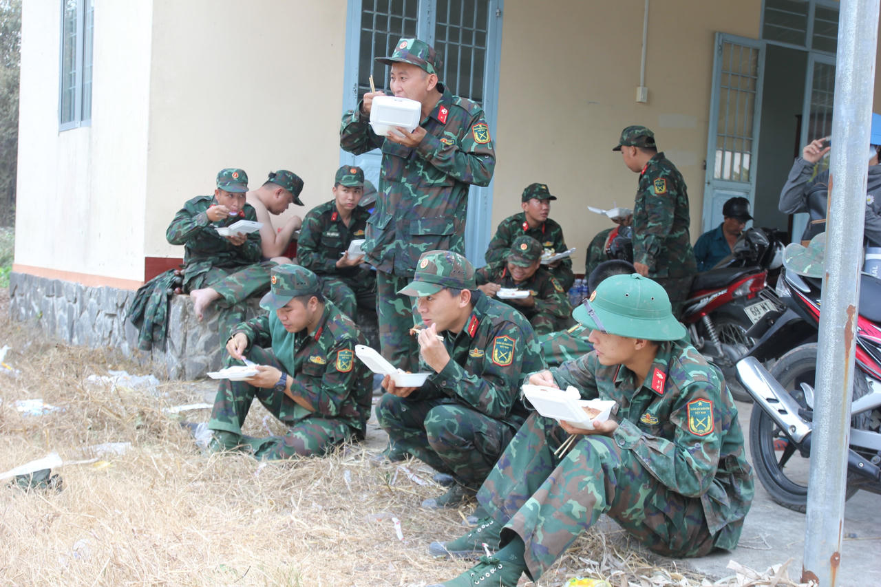 Trắng đêm dập lửa cứu 40ha rừng tràm ở Cà Mau