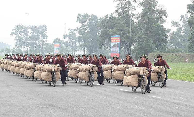 Thượng tướng Nguyễn Tân Cương kiểm tra hợp luyện diễu binh, diễu hành kỷ niệm 70 năm Chiến thắng Điện Biên Phủ
