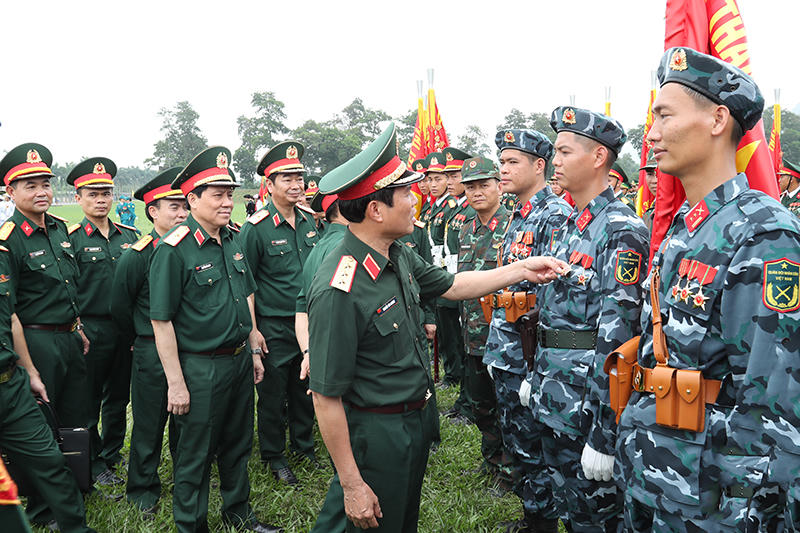Thượng tướng Nguyễn Tân Cương kiểm tra hợp luyện diễu binh, diễu hành kỷ niệm 70 năm Chiến thắng Điện Biên Phủ