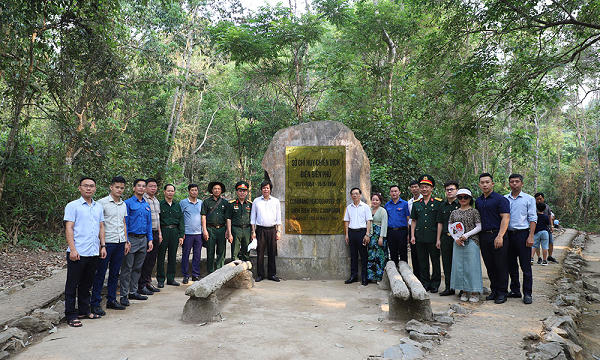 Đoàn công tác BHXH Việt Nam tưởng niệm, tri ân các Anh hùng, liệt sĩ tại Điện Biên Phủ