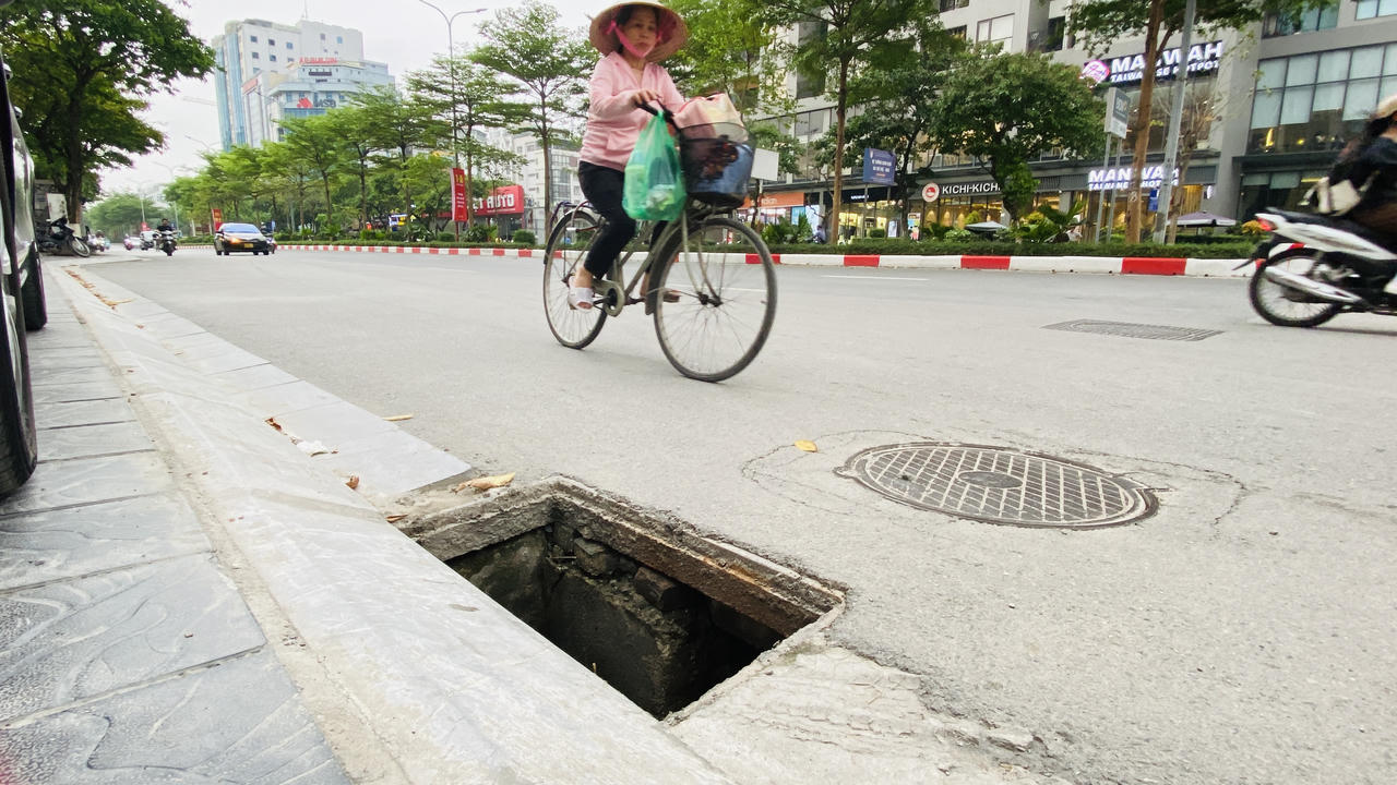 Cầu Giấy (Hà Nội): Ẩn họa từ chiếc cống không nắp