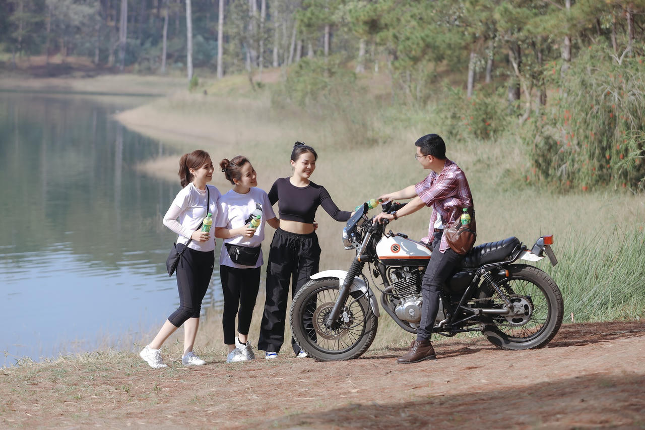 Theo chân gen Z dịp nghỉ lễ: Người đi chơi xa, kẻ ở nhà uống trà chạy deadline 