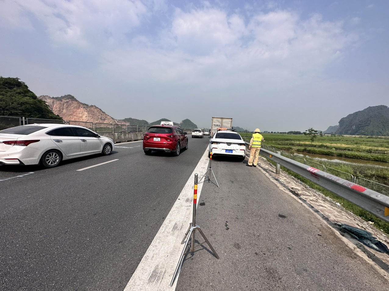 Cảnh sát giao thông ‘đội nắng’ thông đường cho người dân về quê nghỉ lễ 