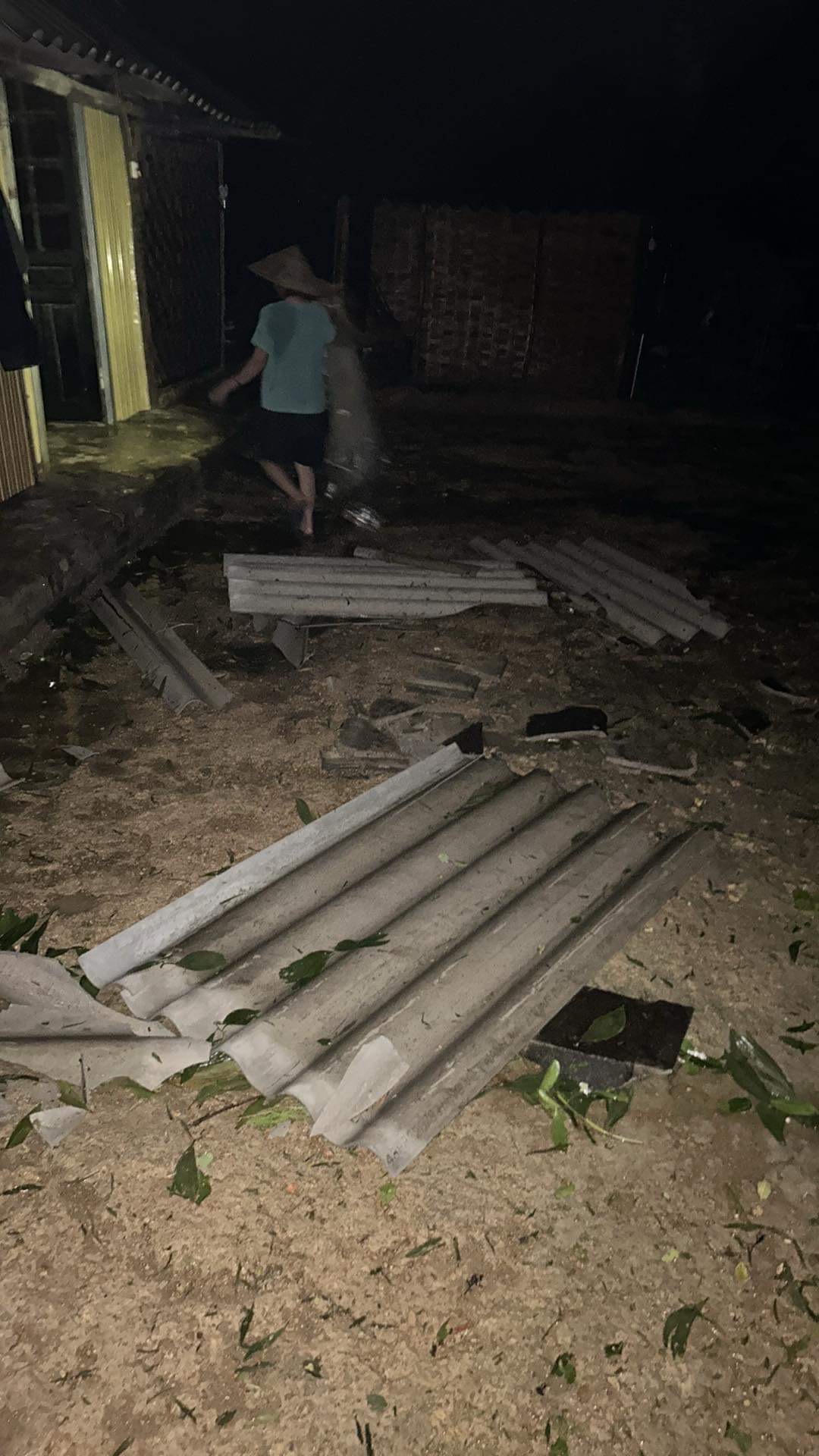 Giông lốc làm đổ cây, tốc mái nhà