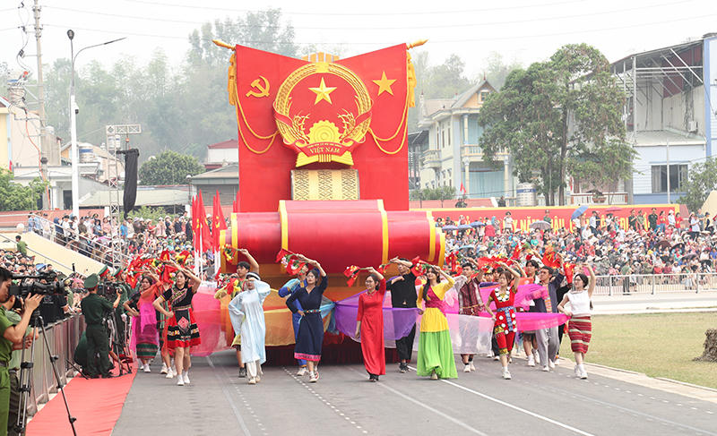 Thượng tướng Nguyễn Văn Nghĩa kiểm tra hợp luyện diễu binh, diễu hành kỷ niệm 70 năm Chiến thắng Điện Biên Phủ