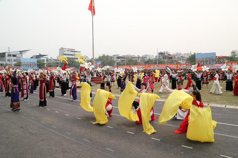 Thượng tướng Nguyễn Văn Nghĩa kiểm tra hợp luyện diễu binh, diễu hành kỷ niệm 70 năm Chiến thắng Điện Biên Phủ