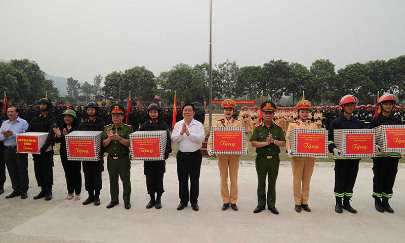 Trưởng ban Tuyên giáo Trung ương Nguyễn Trọng Nghĩa làm việc với Ban Thường vụ Tỉnh ủy Điện Biên