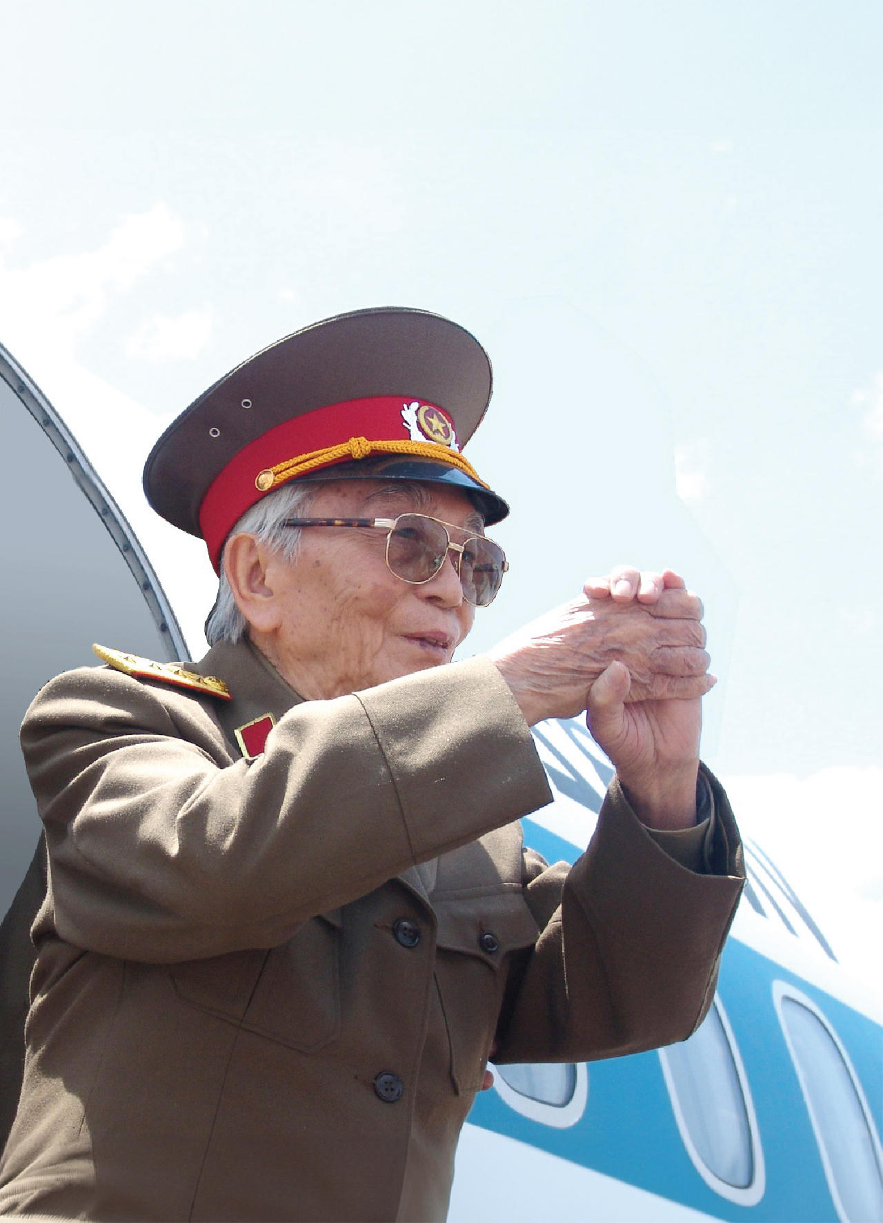 Bộ ảnh quý giá: Đại tướng Võ Nguyên Giáp thăm Điện Biên năm 2004