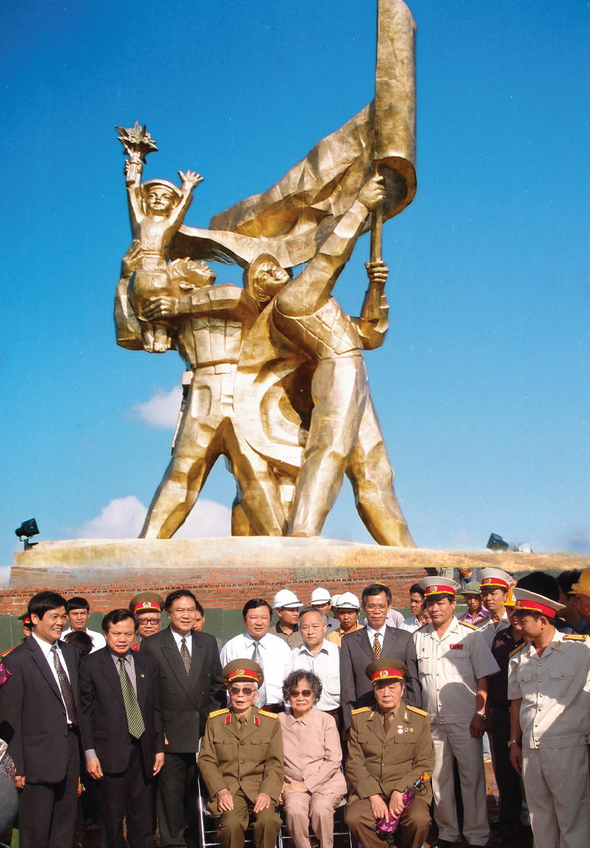 Bộ ảnh quý giá: Đại tướng Võ Nguyên Giáp thăm Điện Biên năm 2004