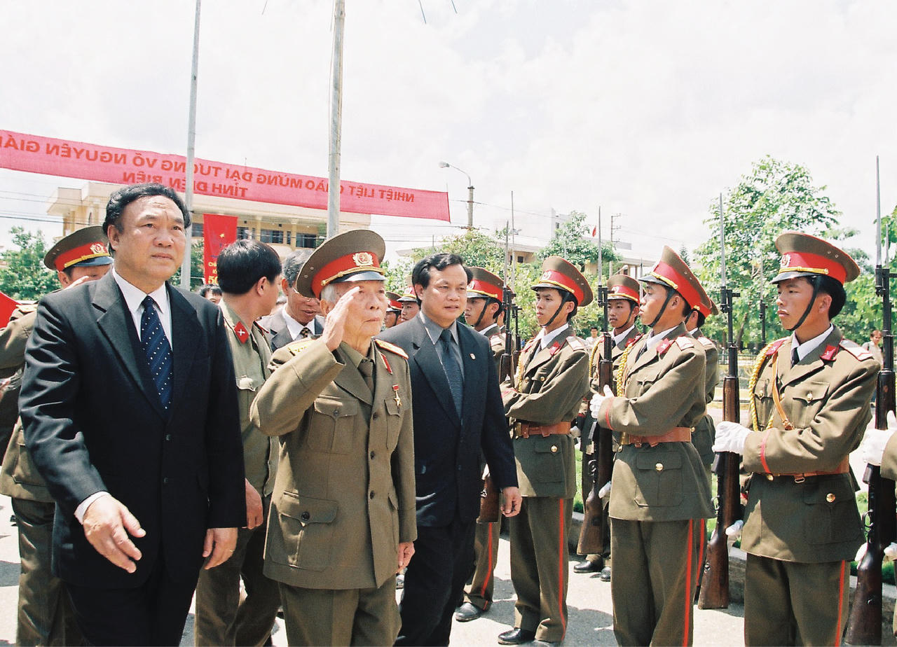 Bộ ảnh quý giá: Đại tướng Võ Nguyên Giáp thăm Điện Biên năm 2004