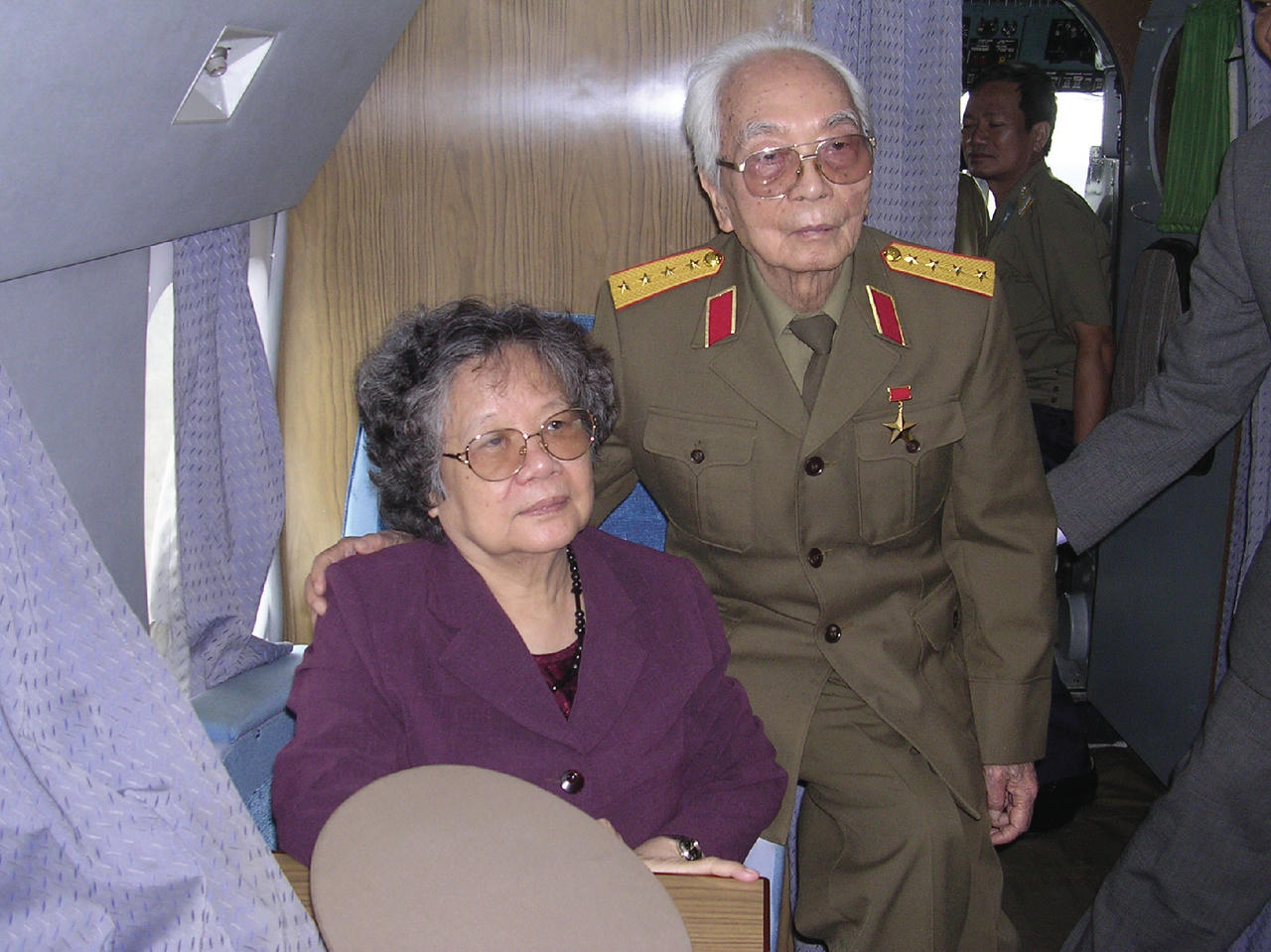 Bộ ảnh quý giá: Đại tướng Võ Nguyên Giáp thăm Điện Biên năm 2004