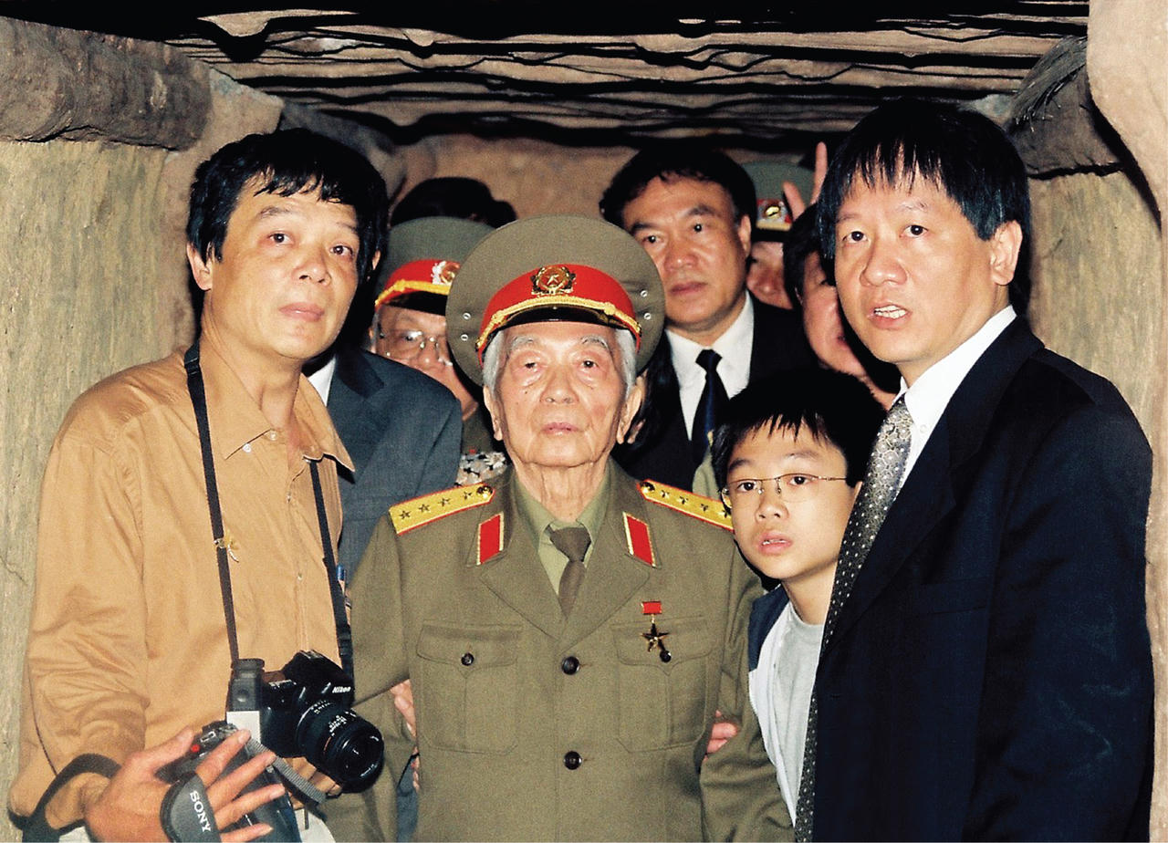 Bộ ảnh quý giá: Đại tướng Võ Nguyên Giáp thăm Điện Biên năm 2004