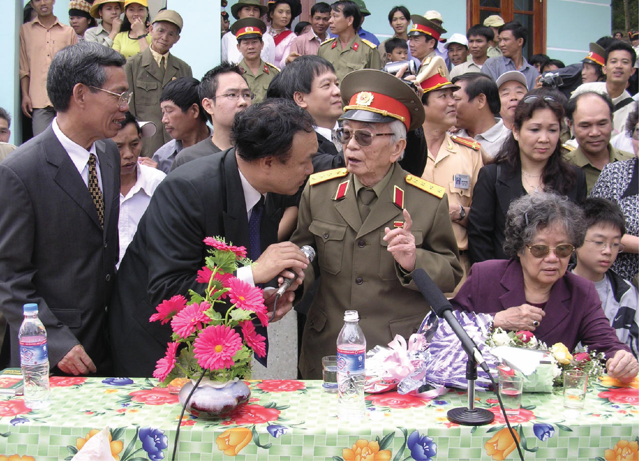 Bộ ảnh quý giá: Đại tướng Võ Nguyên Giáp thăm Điện Biên năm 2004