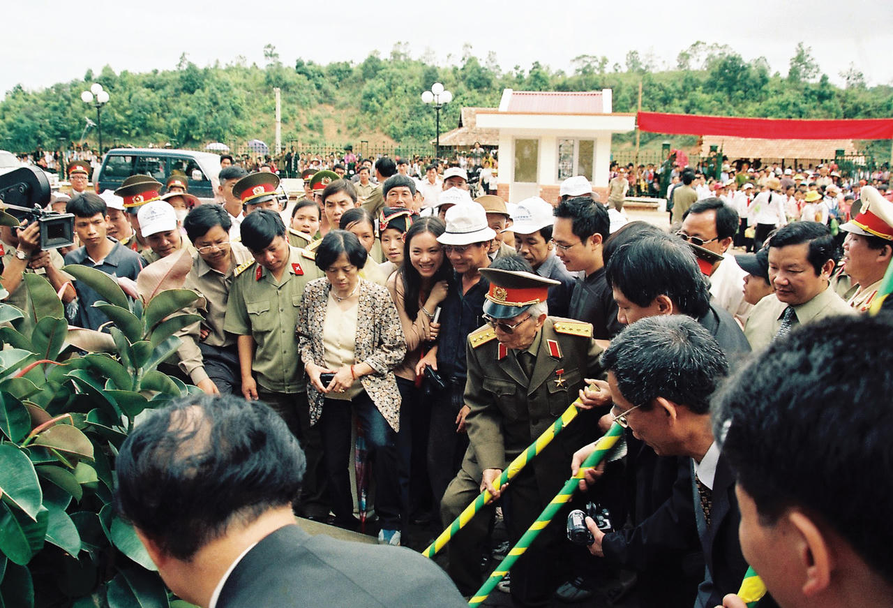 Bộ ảnh quý giá: Đại tướng Võ Nguyên Giáp thăm Điện Biên năm 2004